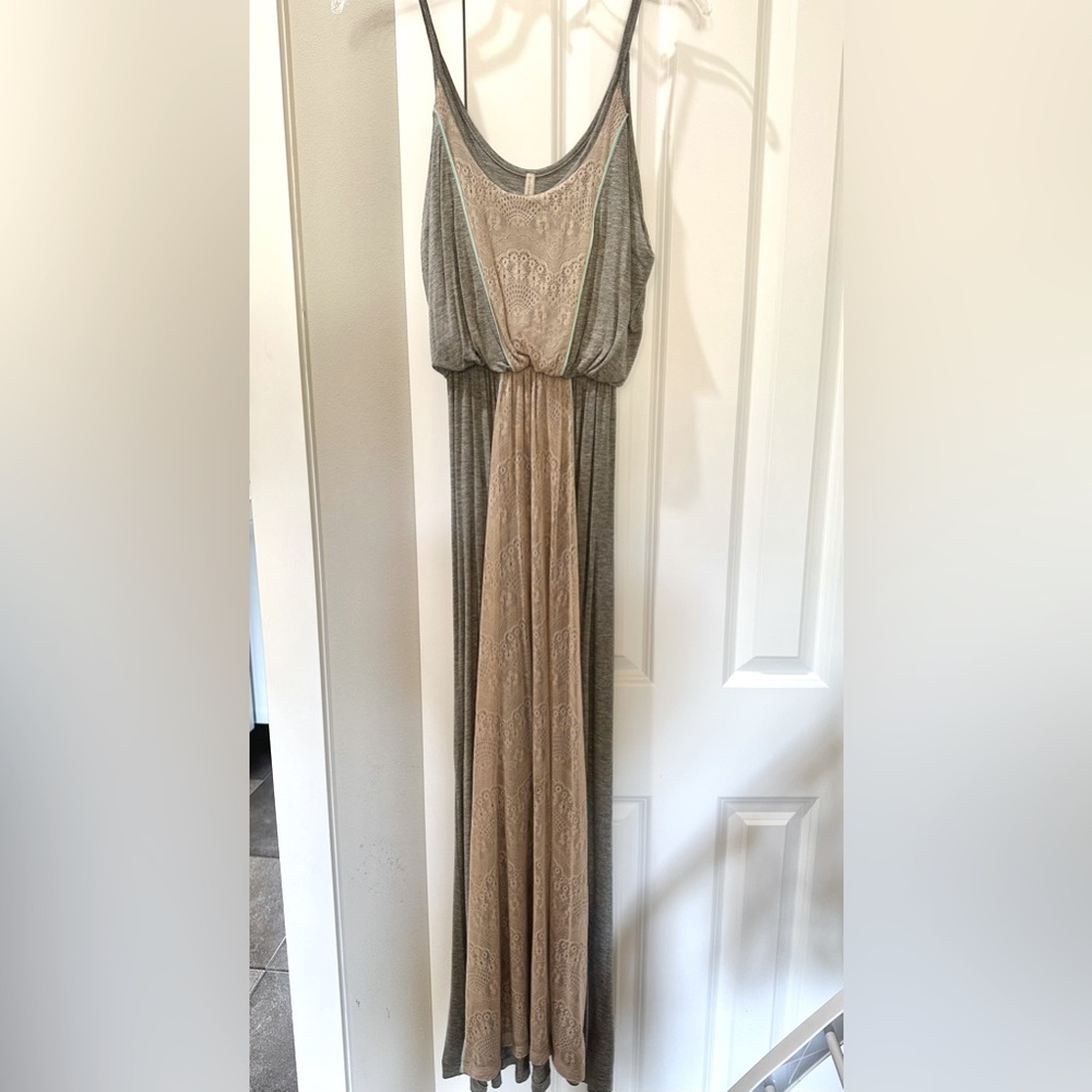 Cute and comfortable maxi dress with pretty detailing. Size small.